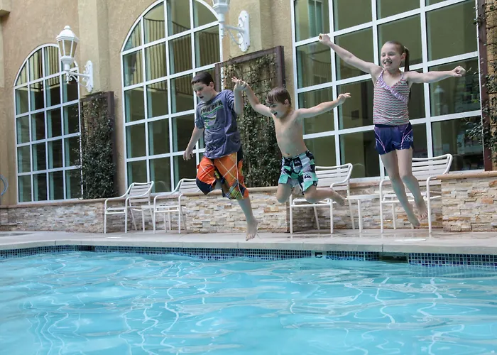 Desert Palms Hotel & Suites Anaheim Resort
